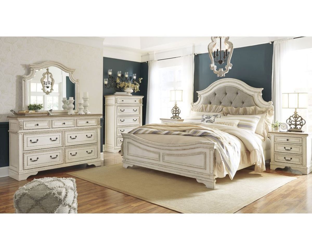 Спальня Realyn: кровать King Size, комод с зеркалом и тумба